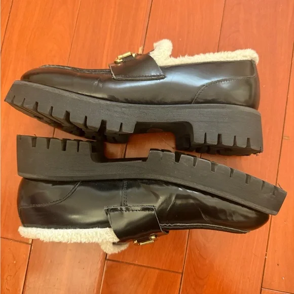 Steve Madden Black Loafers with Gold Buckle and White Fur Lining - Picture 2 of 2